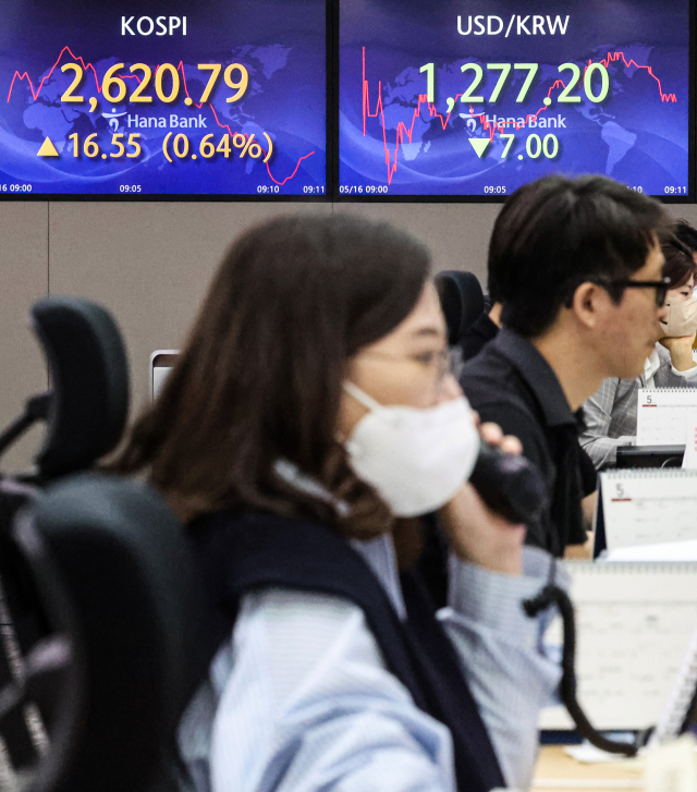 16일 오전 서울 중구 하나은행 본점 딜링룸 모니터 이날 거래를 시작한 코스피, 원/달러 환율, 코스닥 지수가 표시돼 있다. / 사진=연합뉴스