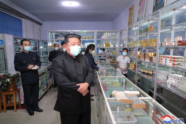 지난 15일 김정은 북한 국무위원장이 마스크를 쓴 채 약국 시찰에 나섰다. EPA 연합뉴스