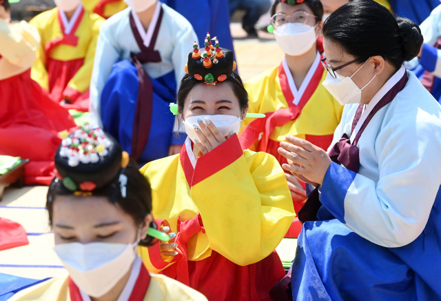 16일 오전 서울 남산골 한옥마을 천우각 광장에서 열린 전통 성년례 재현 행사에서 한 학생이 족두리를 착용한 뒤 활짝 웃고 있다./권욱 기자