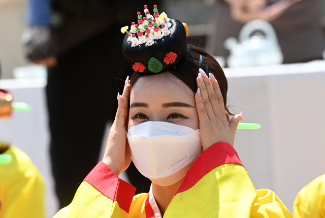 16일 오전 서울 남산골 한옥마을 천우각 광장에서 열린 전통 성년례 재현 행사에서 한 학생이 족두리를 착용한 뒤 어색한 듯 머리를 만져보고 있다./권욱 기자
