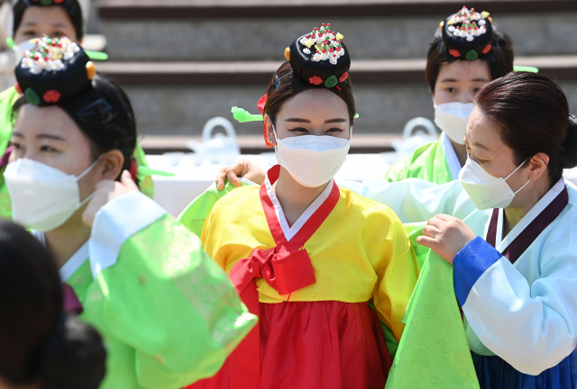 16일 오전 서울 남산골 한옥마을 천우각 광장에서 전통 성년례 재현 행사가 열리고 있다. 행사는 성년이 됨을 알리는 고천의식을 시작으로 성년결의와 가례(의복·족두리 착용), 초례(차와 다과), 수훈례(수훈첩 증정), 감사의례(부모님께 큰절) 순으로 이뤄진다./권욱 기자 2022.05.16