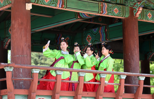 16일 오전 서울 남산골 한옥마을 천우각 광장에서 열린 전통 성년례 재현 행사에서 학생들이 셀카를 촬영하고 있다. 행사는 성년이 됨을 알리는 고천의식을 시작으로 성년결의와 가례(의복·족두리 착용), 초례(차와 다과), 수훈례(수훈첩 증정), 감사의례(부모님께 큰절) 순으로 이뤄진다./권욱 기자 2022.05.16