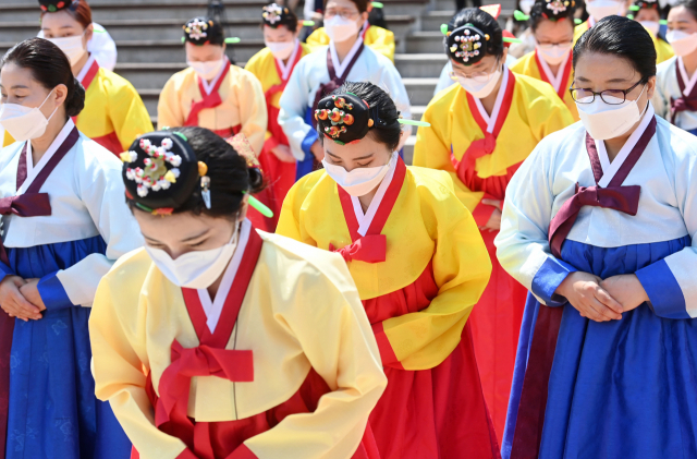 16일 오전 서울 남산골 한옥마을 천우각 광장에서 전통 성년례 재현 행사가 열리고 있다. 행사는 성년이 됨을 알리는 고천의식을 시작으로 성년결의와 가례(의복·족두리 착용), 초례(차와 다과), 수훈례(수훈첩 증정), 감사의례(부모님께 큰절) 순으로 이뤄진다./권욱 기자 2022.05.16