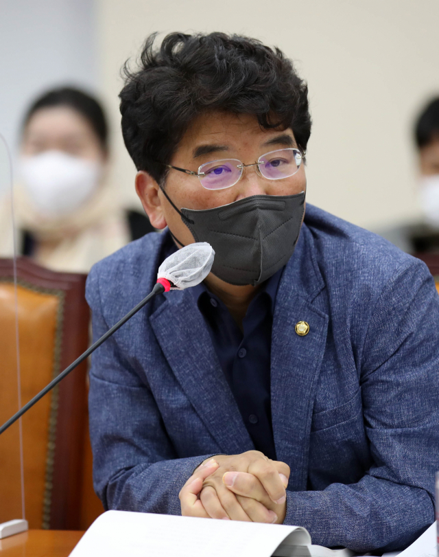 박완주 더불어민주당 의원이 지난달 22일 국회에서 열린 행정안전위원회 전체회의에서 발언하고 있다. 국회사진기자단