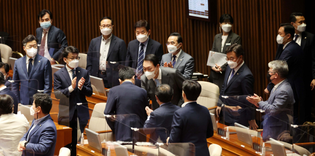 윤석열 대통령이 16일 서울 여의도 국회에서 시정연설을 하기 위해 입장하며 더불어민주당 의원들과 일일이 악수하고 있다. 윤 대통령은 이날 시정연설에서 협치와 안보·개혁을 강조했다. 성형주 기자