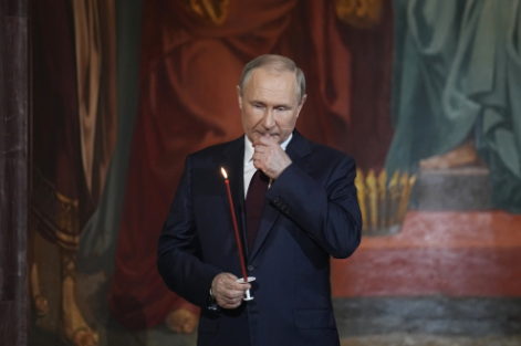 러시아 정교회의 부활절 미사에 참석한 블라디미르 푸틴 러시아 대통령이 입 안을 씹는 것처럼 보이며 계속 불편하게 움직이는 모습./연합뉴스