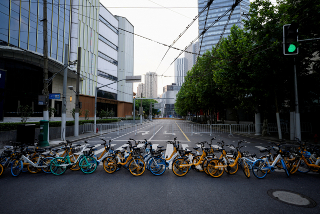 중국 상하이의 한 도로를 공유 자전거들이 막고 있다. 로이터연합