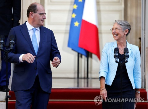 프랑스의 새 총리 엘리자베트 보른(오른쪽)과 장 카스텍스 전임 총리가 16일(현지시간) 열린 이취임식에서 이야기를 나누고 있다.