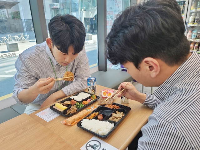 서울 강남구에 위치한 CU BGF사옥점에서 직장인들이 도시락으로 점심을 챙기고 있다./사진제공=BGF리테일