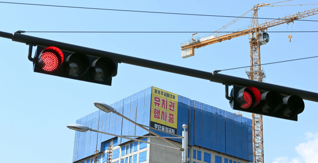 4월 15일 ‘단군 이래 최대 재건축 사업’이라고 불리던 서울 강동구 둔촌주공 재건축 공사가 전면 중단됐다. 둔촌주공 시공사업단(현대건설·HDC현대산업개발·대우건설·롯데건설)은 15일 오전 0시 현장에서 모든 인력과 장비를 철수했다. 공사 현장 곳곳에는 ‘유치권 행사 중’이라고 적힌 현수막이 내걸리고 공사장 전체는 전면 출입이 통제되고 있다. 이호재 기자