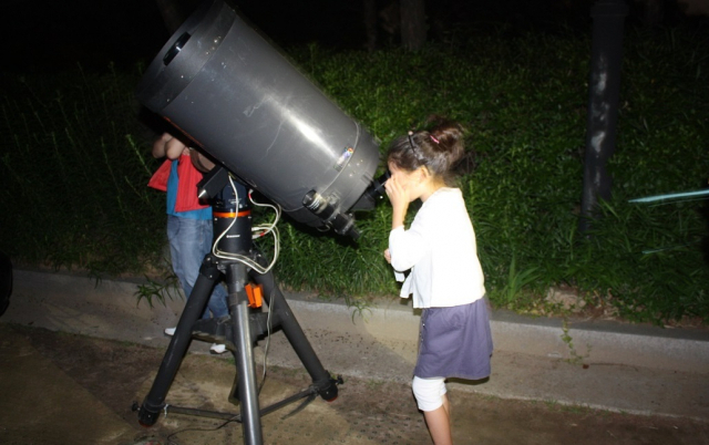2019년 ‘아빠와 함께 달 보기’ 행사에서 참가자가 망원경을 통해 천체를 관측하고 있다. 사진 제공=서대문구