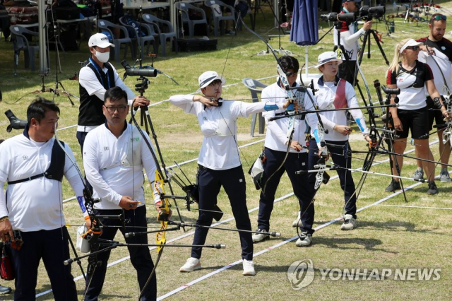 17일 광주국제양궁장에서 열린 2022 광주 양궁 월드컵에서 한국 국가대표 선수들이 공식연습하고 있다. /사진=연합뉴스