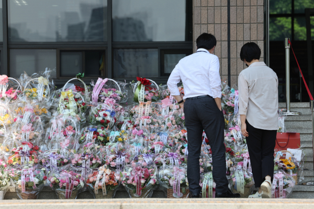 17일 정부과천청사 법무부 앞에 한동훈 후보자를 응원하는 꽃바구니가 놓여 있다. 연합뉴스