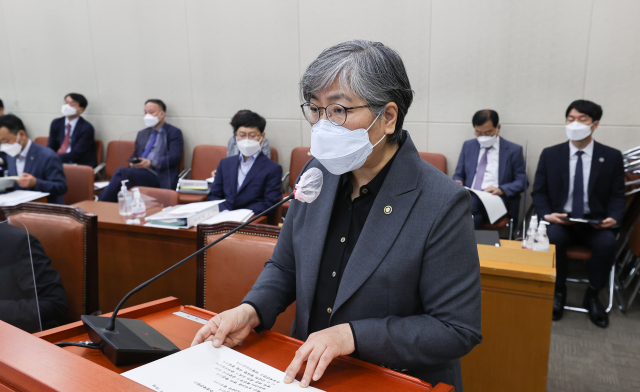 정은경 질병관리청장이 17일 국회에서 열린 보건복지위원회 전체회의에서 2022년도 제2회 추가경정예산안 관련 정부 측 제안설명을 하고 있다. 국회사진기자단