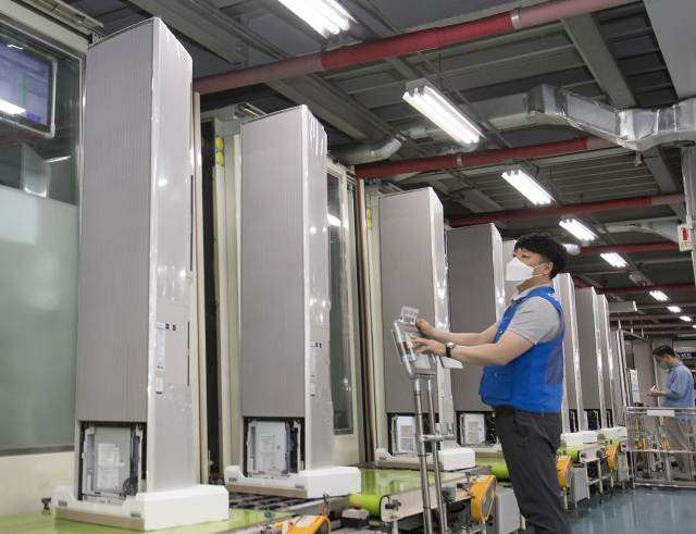 광주 광산구 삼성전자 사업장에서 직원들이 ‘비스포크 무풍에어컨 갤러리’를 생산하는 모습. /사진제공=삼성전자