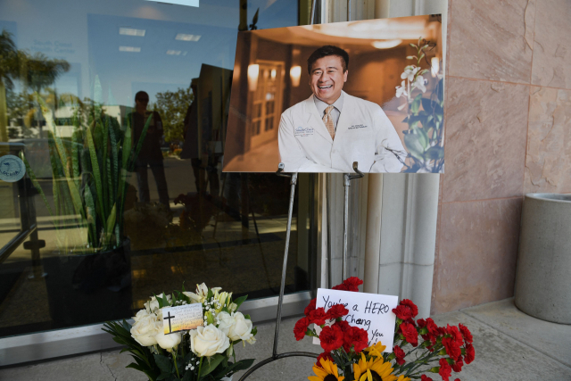 미국 캘리포니아주 교회에서 15일(현지 시간) 발생한 총기 난사 사건으로 사망한 의사 존 쳉(52)을 추모하는 카드가 그의 사무실 앞에 놓여 있다.AFP연합뉴스