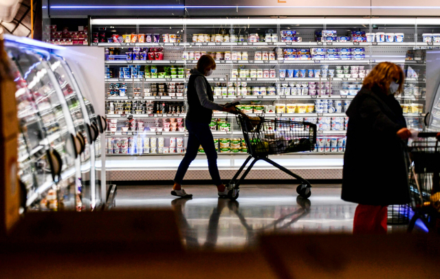 지난달 29일(현지시간) 독일 뒤셀도르프의 한 슈퍼마켓에서 쇼핑객이 쇼핑을 하고 있다. AFP연합뉴스