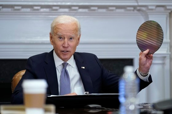 조 바이든 미국 대통령이 지난해 4월 미국 백악관에서 열린 반도체 서밋에서 웨이퍼를 들어 보이고 있다. 연합뉴스