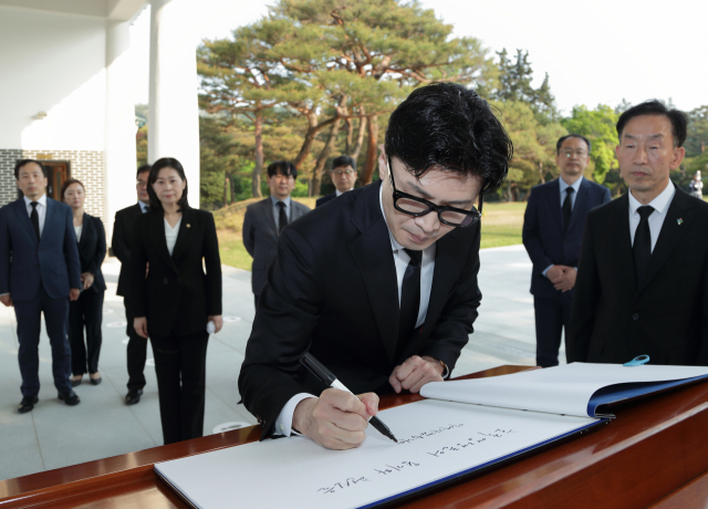 한동훈 법무부 장관이 17일 오후 취임식에 앞서 서울 동작구 국립서울현충원을 참배한 뒤 방명록을 쓰고 있다. 법무부 제공
