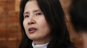 윤재순 '성추행 미화' 논란…최영미 "잠재적 성범죄자 특징 보여"