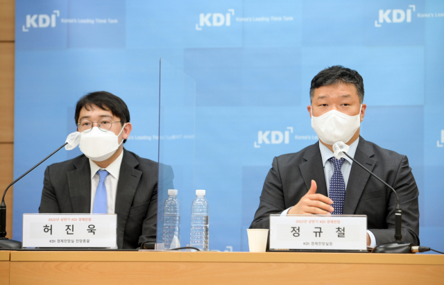 정규철(오른쪽) KDI 경제전망실장과 허진욱 KDI 전망총괄이 2022년 상반기 경제전망 브리핑을 진행하고 있다. 사진 제공=KDI