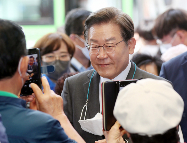 인천 계양을 국회의원 보궐선거에 출마한 이재명 더불어민주당 총괄선거대책위원장이 18일 인천시 동구 현대시장에서 시민·지지자들과 인사하고 있다./연합뉴스