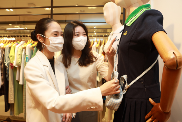 서울 중구 롯데백화점 본점 에비뉴엘 ‘비비안웨스트우드’ 매장에서 고객들이 상품을 살펴보고 있다./사진 제공=롯데백화점