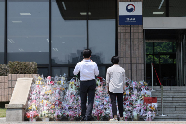 윤석열 정부의 첫 법무부 장관으로 한동훈 신임 장관이 17일 임명된 가운데, 이날 과천 법무부 청사 앞 계단이 꽃바구니로 가득 메워졌다. 연합뉴스