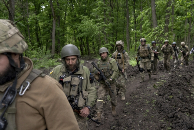 탈환한 하르키우 인근 숲을 이동하는 우크라이나 병사들/연합뉴스