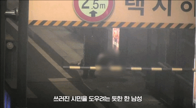 17일 경찰청 공식 페이스북 '서울경찰'에는 지난달 서울 서초구에서 촬영된 관제센터 영상이 공개됐다. 버스장류장에서 쓰러진 남성을 도우려는 듯 경찰에 신고까지 한 30대 남성이 지갑을 훔치고 있다. 페이스북 캡처