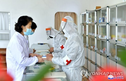 북한 조선중앙통신은 18일 '수도에 조성된 보건위기를 제압하기 위해 파견된 군의부문(의료부문) 전투원들이 귀중한 약품들이 인민들에게 제때에 가닿도록 하고있다'고 보도했다./연합뉴스