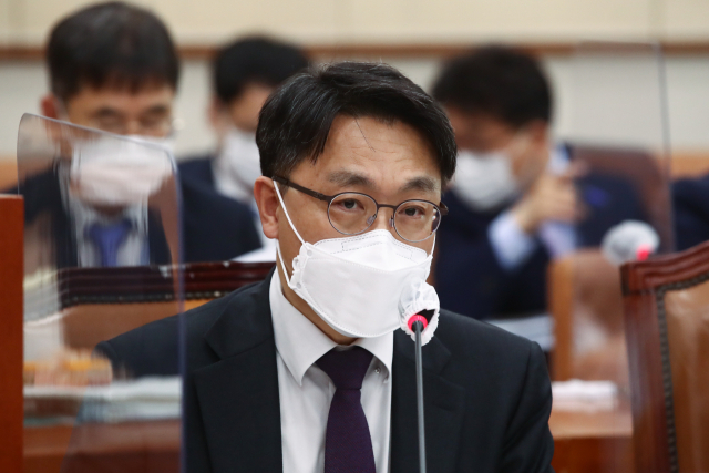 김진욱 고위공직자 범죄수사처장이 지난 17일 국회에서 열린 법제사법위원회 전체회의에서 의원들의 질의에 답변하고 있다. 국회사진기자단