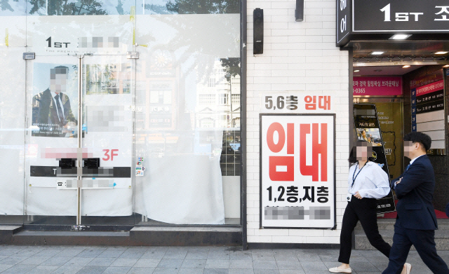 서울 종로의 한 매장에 임대문의 광고가 붙어 있다. 서울경제DB