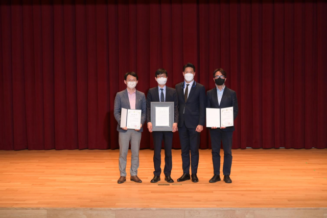 경제·인문사회연구회 기관평가에서 최우수기관으로 선정된 한국해양수산개발원이 18일 세종국책연구단지 대강당에서 열린 포상식에서 기념촬영을 하고 있다./사진제공=한국해양수산개발원