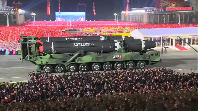 지난달 26일 평양 김일성 광장에서 진행된 열병식에 대륙간탄도미사일(ICBM) 화성-15형 미사일이 모습으 드러내고 있다. / 연합뉴스