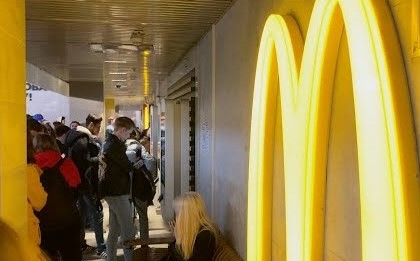 맥도날드의 러시아 철수 소식에 시민들이 마지막 식사를 위해 긴 줄을 늘어선 채 대기하고 있다. 트위터 캡처
