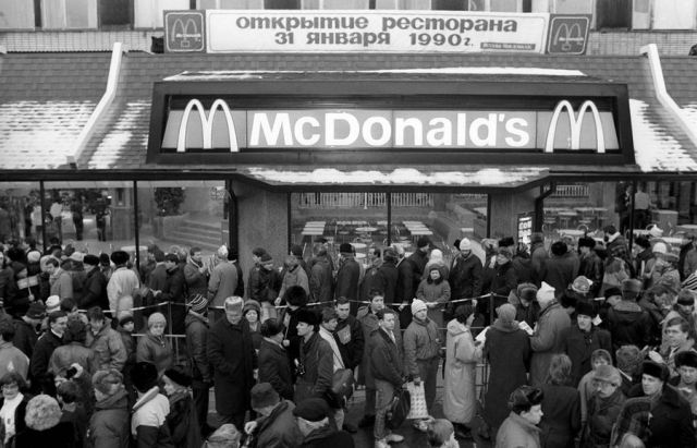 1990년 1월 31일에 문을 연 맥도날드 1호점, 모스크바 푸시킨 광장 매장 앞 러시아 시민들이 주문을 위해 대기 하고 있다. 트위터 캡처