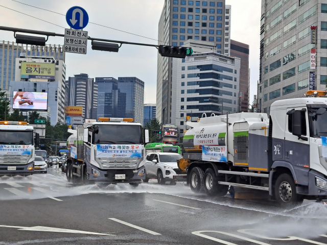 서울 도심에서 도로에 물을 뿌리고 있는 청소 차량. 사진 제공=서울시
