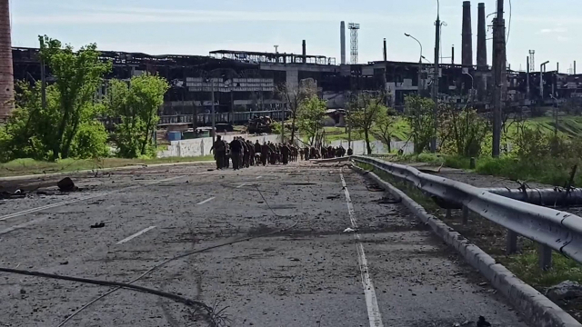 지난 17일(현지시간) 우크라이나 군인들이 결사 항전을 벌이던 남부 항구도시 마리우폴의 아조우스탈(아조프스탈) 제철소에서 줄지어 빠져나오며 러시아에 투항하고 있다. AFP 연합뉴스