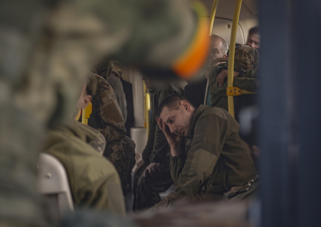 우크라이나 군인들이 17일(현지시간) 마리우폴에 있는 아조프탈 제철소에서 대피하는 길에 버스에 앉아있다. EPA연합뉴스