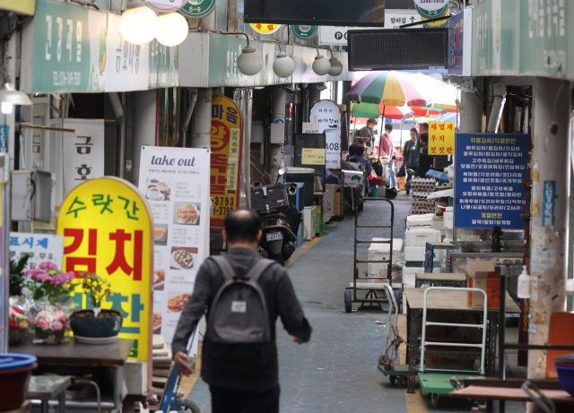 지난해 소상공인과 자영업자 지원을 위한 신보중앙회의 보증금액이 크게 줄어들면서 소상공 업체들의 자금 상황과 고용 여건이 크게 악화한 것으로 나타났다. 서울시내 한 시장의 모습. /연합뉴스