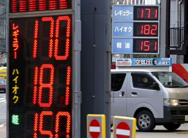 일본 도쿄의 한 주유소에서 3월 16일 휘발유 가격이 리터당 170엔을 나타내고 있다. 교도연합뉴스