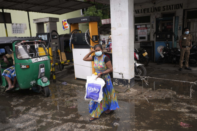 19일 스리랑카 콜롬보에서 한 여성이 등유를 사기위해 주유소에 들렀지만, 물량이 없어 빈손으로 돌아가고 있다. AP연합뉴스