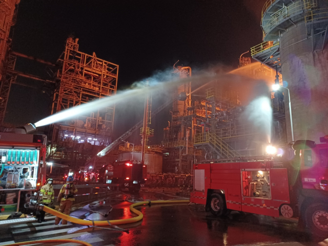 19일 오후 에쓰오일 울산공장에서 폭발 및 화재 사고가 발생, 소방당국이 화재 진압을 하고 있다. 사진제공=울산소방본부