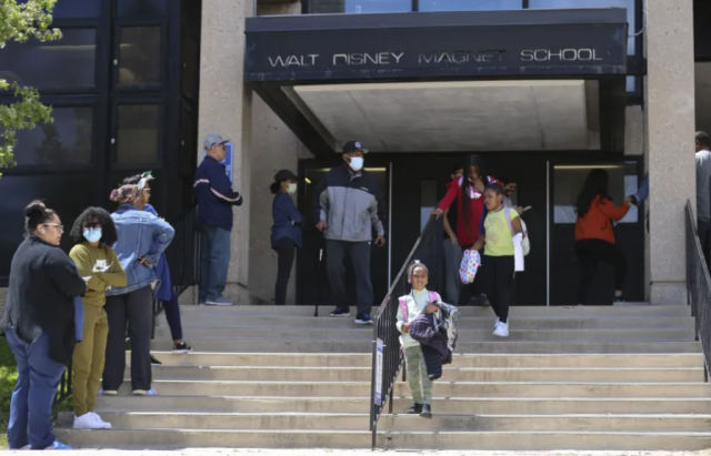 17일(현지시간) 미국 시카고의 월트 디즈니 마그넷 스쿨에서 학생들이 하교하고 있는 모습. AP연합뉴스