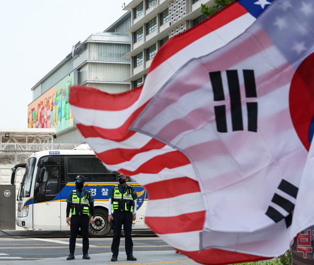 조 바이든 미국 대통령 방한을 하루 앞둔 19일 오전 서울 종로구 주한 미 대사관 앞에서 경찰이 경비를 서고 있다. 연합뉴스