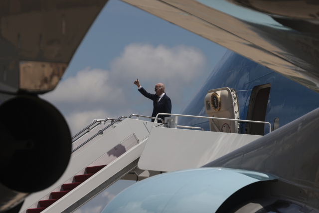 조 바이든 미국 대통령 한국과 일본 순방을 위해 에어포스원에 오르고 있다./UPI연합뉴스