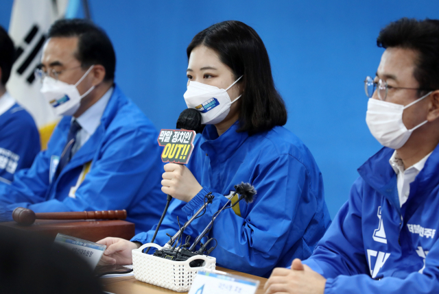 박지현 더불어민주당 상임선대위원장(가운데)이 20일 오전 대전시 서구 둔산동 허태정 대전시장 후보 선거사무소에서 열린 충청권 현장 중앙선거대책위원회의에서 발언하고 있다. / 연합뉴스