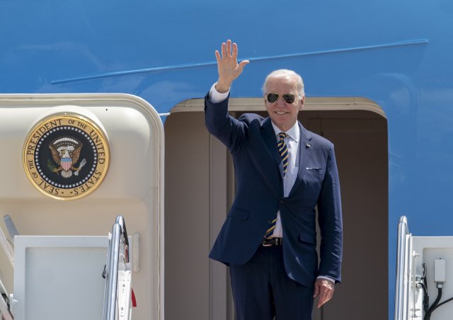 조 바이든 미국 대통령이 19일(현지시간) 메릴랜드주 앤드루스 공군기지에서 한일 순방을 위해 전용기인 에어포스원에 오르며 손을 흔들고 있다.연합뉴스