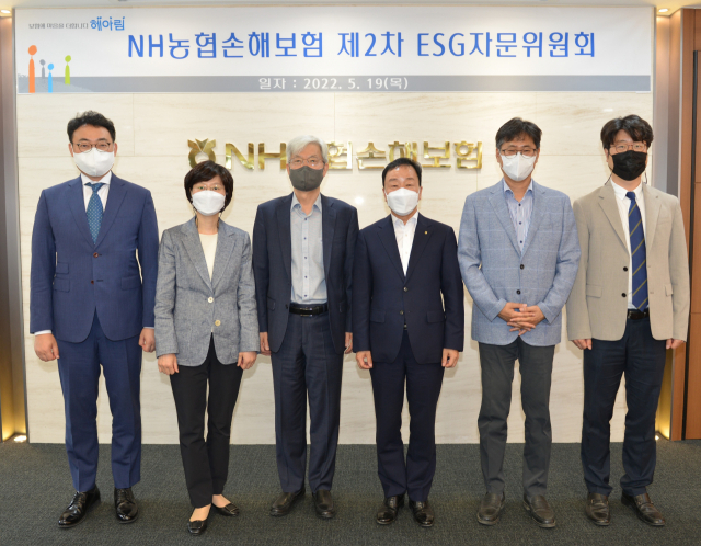 NH농협손해보험은 지난 19일 서울 서대문구 본사에서 ‘농협손해보험 ESG자문위원회’를 개최, 임대웅(왼쪽부터) 유엔환경계획 한국대표, 지현미 계명대 교수, 장지인 CDP 한국위원장, 최문섭 NH농협손해보험 대표이사, 조봉순 서강대 교수, 정광화 강원대 교수 농협손해보험 ESG자문위원들이 함께 기념사진 촬영을 하고 있다. 사진 제공=NH농협손보